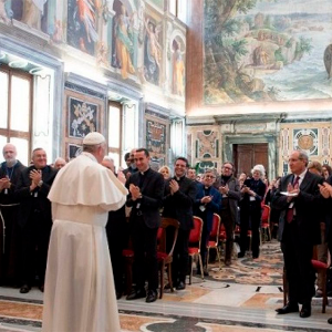 Papa Francisco diz que precisamos de jornalistas que estejam da parte dos excluídos