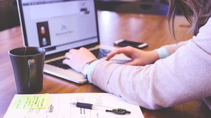 Há regras de etiqueta no trabalho que nunca serão antiquadas? Sim, estas