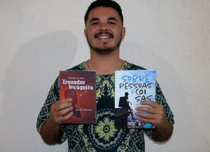 Com dois livros publicados, estudante de Jornalismo se inspira na vida para escrever poesias