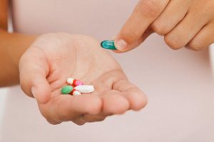 Farmacêutica e Profª do UNIFATEA alerta para os riscos da automedicação