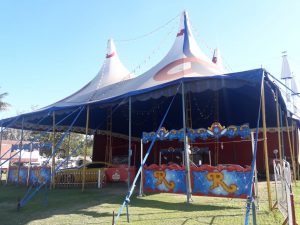 Circos baixam as lonas e dependem de doações