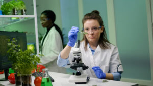 CIÊNCIAS BIOLÓGICAS: UMA PROFISSÃO QUE CONECTA CONHECIMENTO, NATUREZA E SOCIEDADE